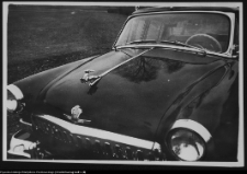 Strabla, samoch&oacute;d przed pałacem