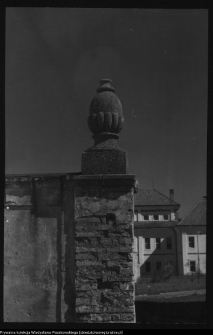 Supraśl, pobazyliański zespół cerkiewno-klasztorny. Wazon na bramie muru