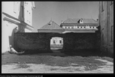 Supraśl, pobazyliański zespół cerkiewno-klasztorny. Mur przy bramie