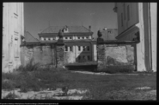 Supraśl, pobazyliański zespół cerkiewno-klasztorny. Mur przy bramie