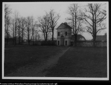 Tykocin, klasztor bernardynów - brama