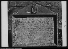 Kuczyn, tablica epitafijna w murze cmentarza
