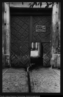 Łomża, brama kamienicy