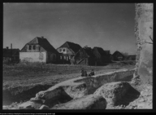 Tykocin, widok ul. 1 Maja (na pierwszym planie ruiny synagogi po odgruzowaniu)