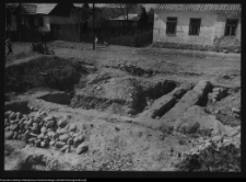 Tykocin, odkopane fundamenty budynku nr 50 -52 ul. Świerczewskiego (obecnie Piłsudskiego)