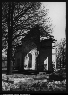 Łapy, brama kościoła