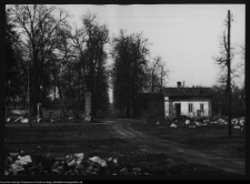 Ciechanowiec-Nowodwory, aleja wjazdowa i ogrodzenie pałącu