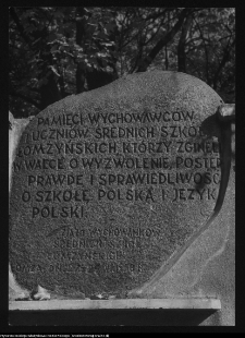 Łomża, kamień upamiętniający poległych wychowanków i uczniów szkół łomżyńskich w okresie wojny