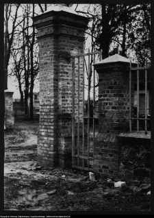 Ciechanowiec, brama pałacowa