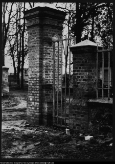 Ciechanowiec, brama pałacowa