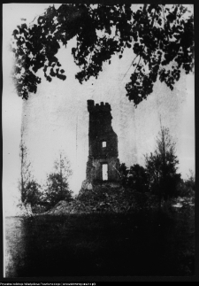 Reprodukcja fotografii z 1920 r. przedstawiającej ruiny zamku