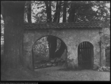 Grabowo, brama przy kościele