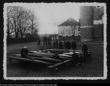 Supraśl, ludzie zgromadzeni przed kościołem ewangelickim