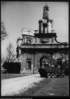 Białystok, Brama Wielka pałacu Branickich i fragment hotelu Ritz