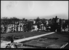 Białystok, Brama Wielka pałacu Branickich i fragment hotelu Ritz