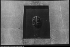 Białystok, płyta herbowa w elewacji bocznej południowej kościoła p.w. Wniebowzięcia Najświętszej Maryi Panny