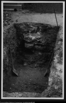 Białystok, odkryte fundamenty nieznanego budynku przy kolumnadzie Pałacu Branickich