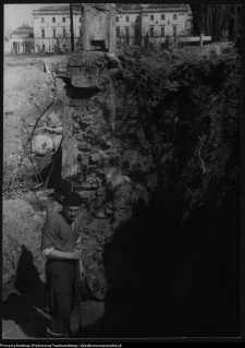 Białystok, mur oporowy platformy ogrodu g&oacute;rnego Pałacu Branickich od srtony kanału